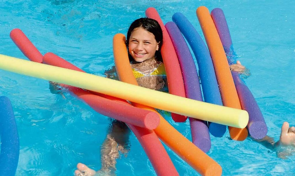 Nouilles de piscine Comfy (assorties, 160cm × 6.7cm × 6.7cm)